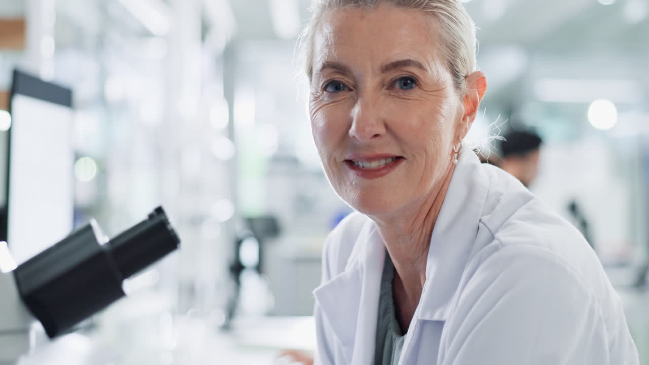 Retrato de uma cientista sorridente em um laboratório