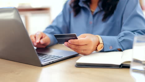 manos de mujer, computadora portátil y tarjeta de crédito para negocios
