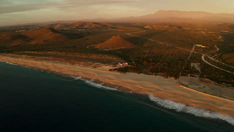 Toma-De-Establecimiento-De-Una-Hermosa-Playa-Al-Atardecer