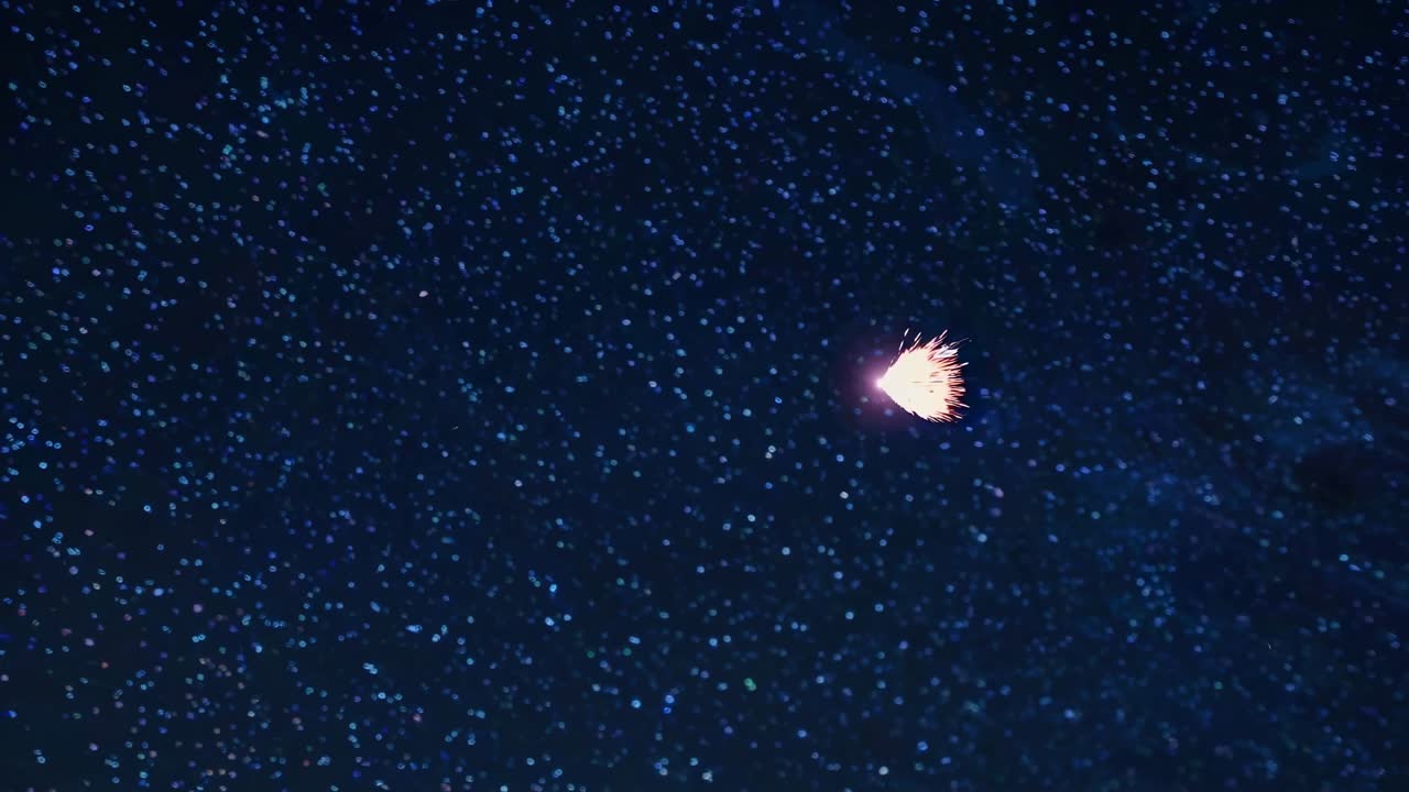 밤 에 다채로운 불꽃놀이