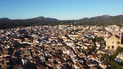 Vista-Del-Pueblo-De-Mallorca-Con-Montañas-Al-Fondo