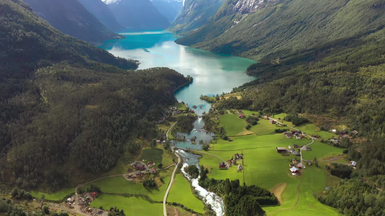 la hermosa naturaleza de noruega paisaje natural. imágenes aéreas del lago lovatnet y el valle de lodal.