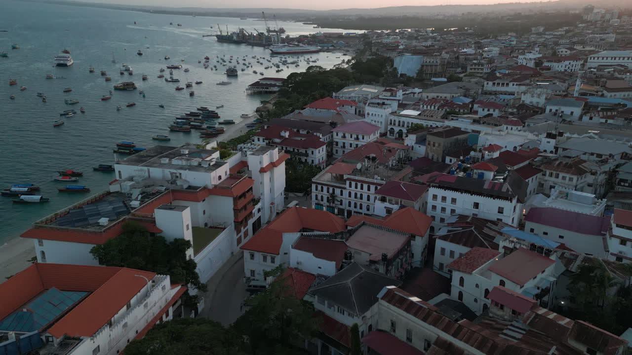 Letecký pohled na nábřeží Stone Town, starou část města Zanzibar, ráno, 4K dron.