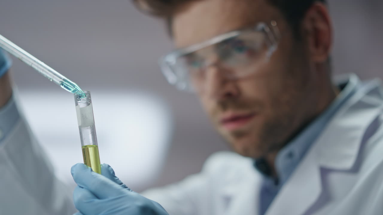Professionista medico che conduce ricerche su una sostanza sperimentale in laboratorio, primo piano.