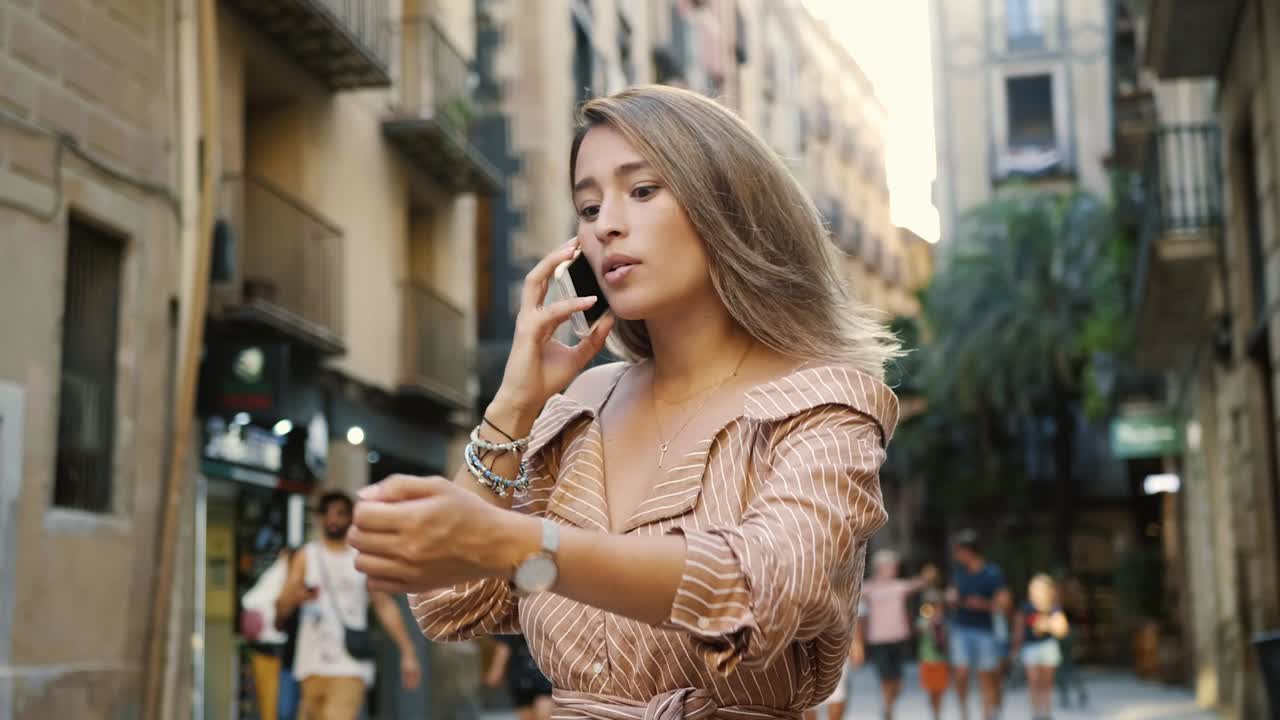 retrato de una mujer molesta hablando por teléfono móvil. chica enojada mirando el reloj de mano