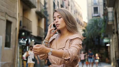 Retrato-De-Una-Mujer-Molesta-Hablando-Por-Teléfono-Móvil.-Chica-Enojada-Mirando-Reloj-De-Mano