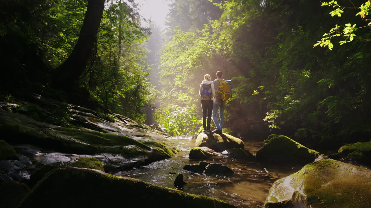 컨셉은 미지의 모험을 탐험하고 배낭을 메고 있는 두 명의 관광객을 발견하는 것입니다.