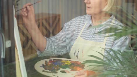 Video-De-Una-Artista-Senior-Pintando-En-Su-Casa.