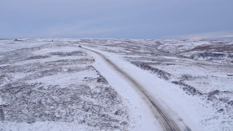 Escena-De-La-Nieve-De-Los-Páramos-Del-Norte-De-York,-Conducción-Lenta-En-El-Camino-Del-Automóvil-Que-Atraviesa-La-Carretera-De-Los-Páramos-Cubiertos-De-Nieve-En-Invierno