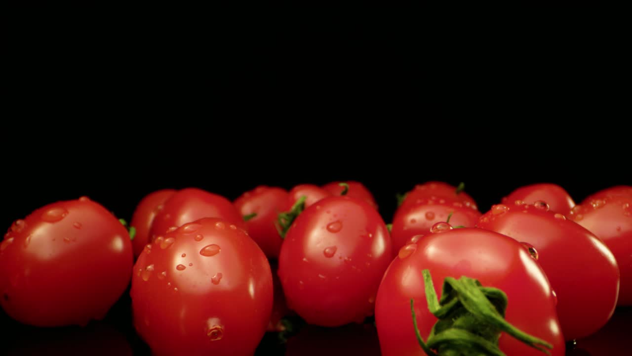 신선한 빨간 테일 토마토, 어두운 배경과 함께 슈퍼 매크로 클로즈업, 고해상도 4k 촬영