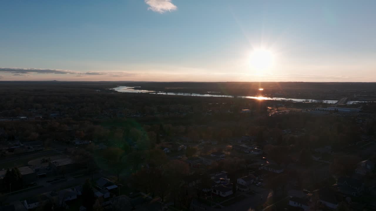 vista aérea de un avión no tripulado de bismarck, dakota del norte durante la puesta del sol