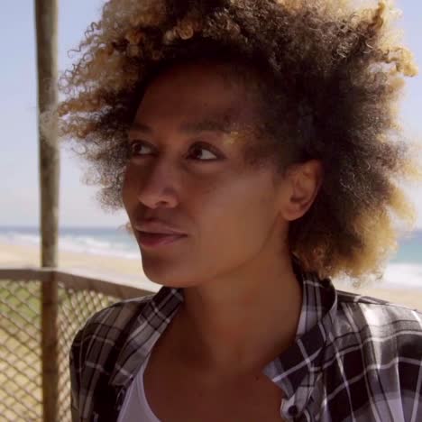 Adorable-Chica-Afro-Sentada-En-El-Bar-De-La-Playa