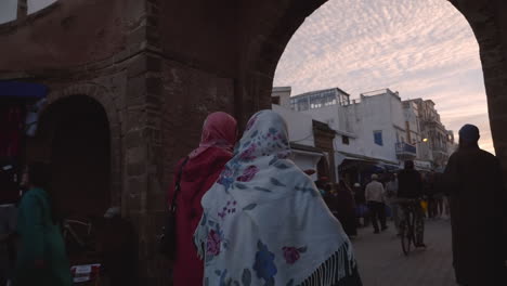 las mujeres que llevan velo hiyab caminan por la medina de la ciudad portuaria de essaouira marruecos