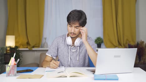 Männlicher-Student-Mit-Nackenschmerzen.