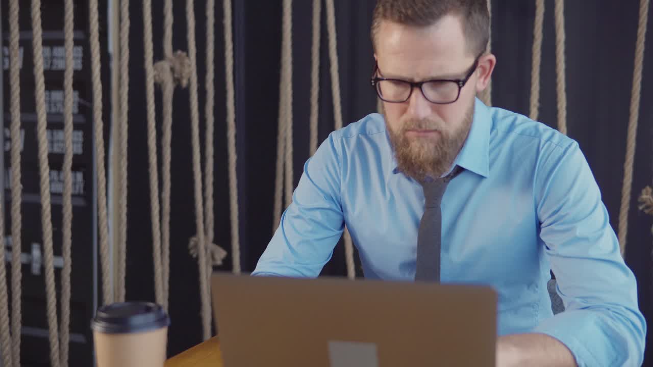 hombre de negocios trabajando en una computadora portátil en la oficina