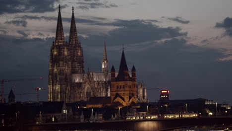 Horizonte-De-Colonia-Con-La-Catedral-De-Colonia-Y-Groß-St