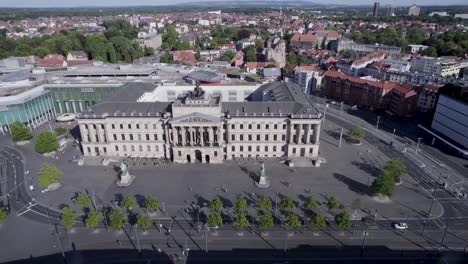 4K-Drohne-Deutschland,-Braunschweig.-Luftumlaufbahn-Der-Schlossarkaden