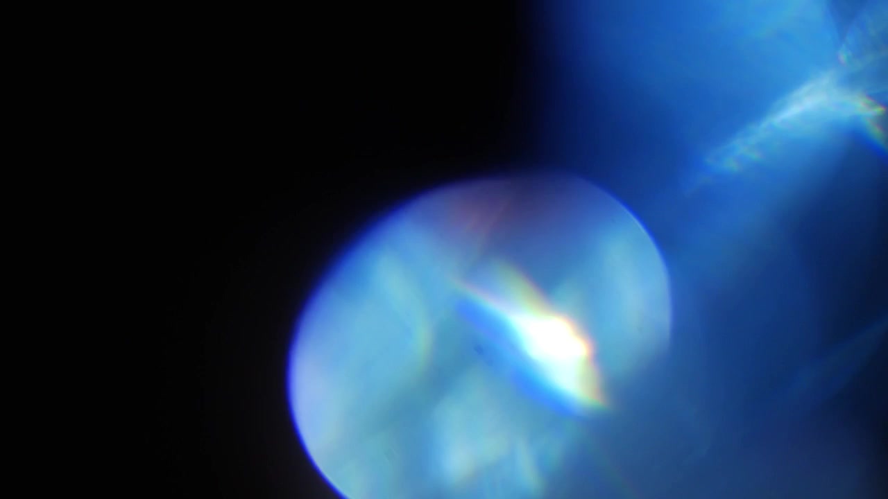 Fughe di luce dinamiche blu e arcobaleno con bagliori dell'obiettivo