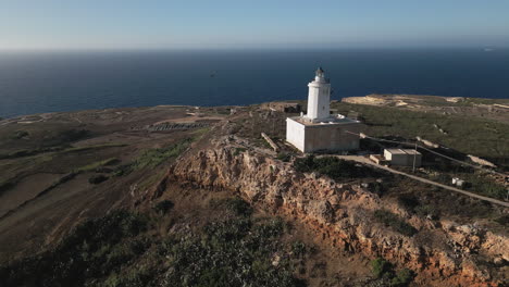 Luftaufnahme-Des-Leuchtturms-Auf-Gozo,-Vogel-Fliegt