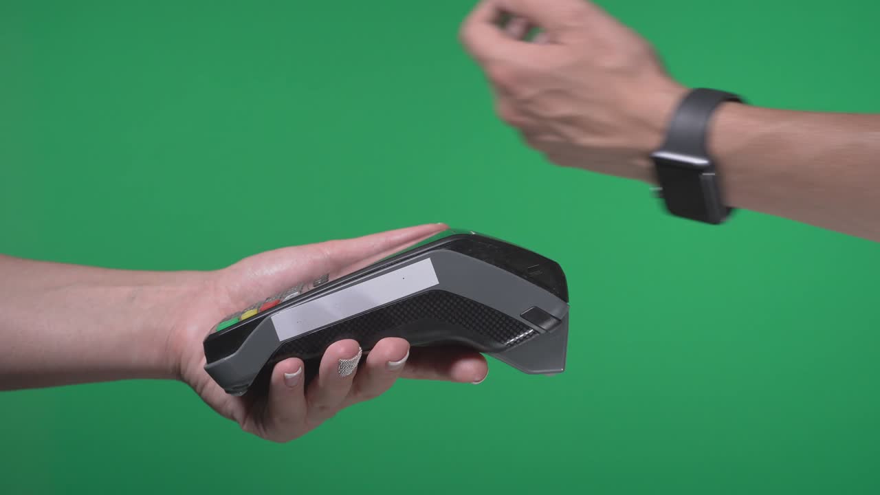 cerca de la mujer sostiene en la mano terminal de pago bancario moderno inalámbrico para procesar adquirir pagos de reloj aislados en pantalla verde. copiar espacio maquillaje de publicidad, hombre pagar