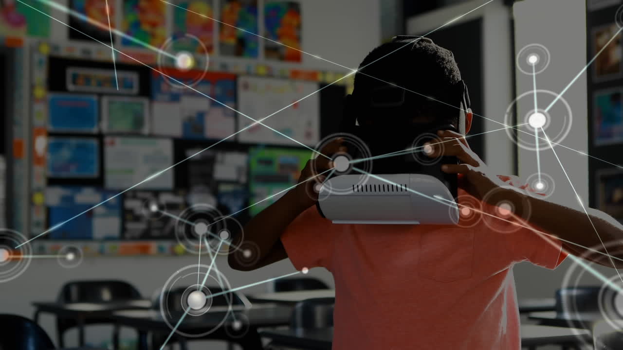 niño pequeño usando un auricular de realidad virtual en un aula