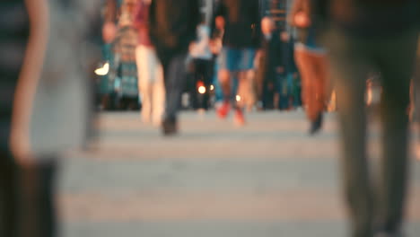 multitud de personas borrosas caminando por una ciudad