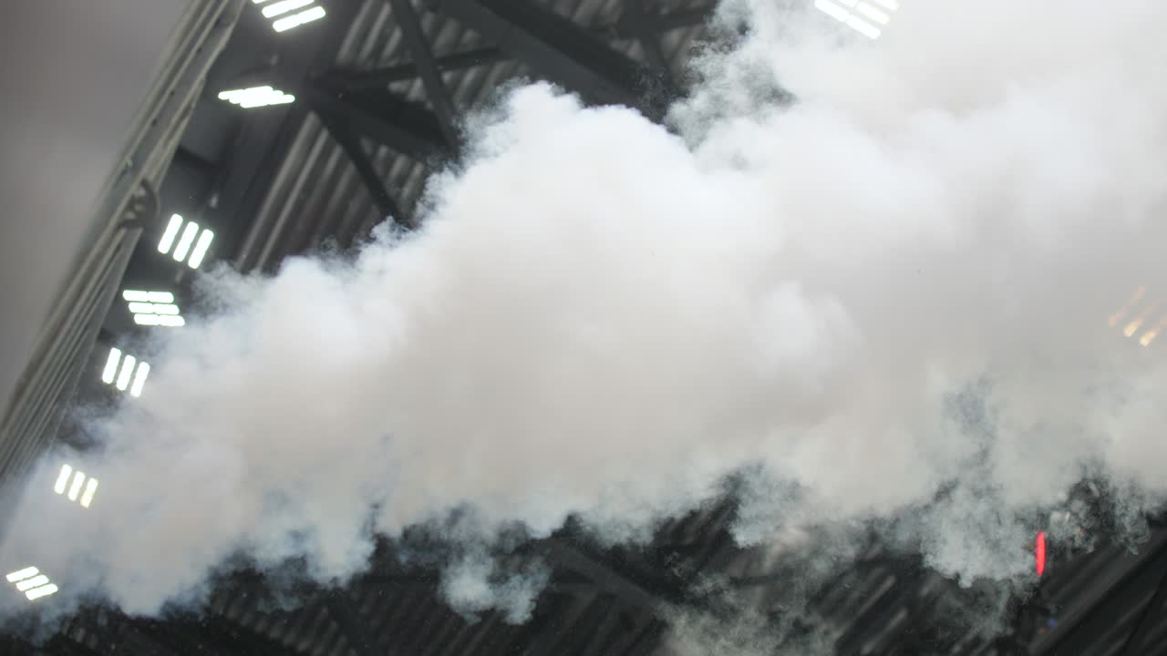 증기 구름은 쇼에 빠르게 날아갑니다.