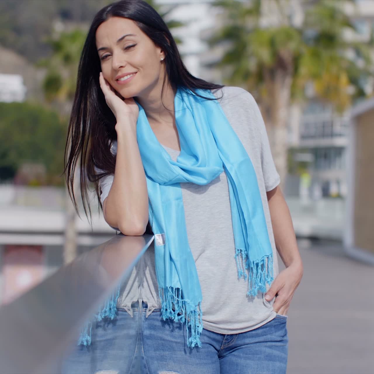 hermosa mujer pasando la mano por el cabello
