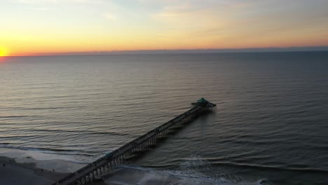 Paisaje-De-Puesta-De-Sol-En-La-Playa-De-Pesca-Del-Muelle-101-En-Carolina-Del-Sur,-Ee.uu.---Toma-Aérea-De-Drones