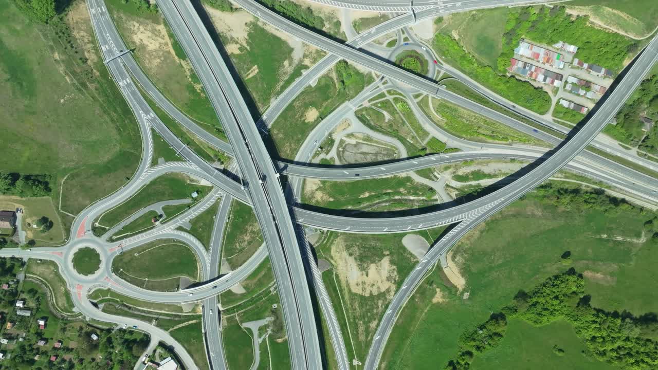 imágenes aéreas estáticas de drones que capturan intrincados cruces de carreteras con automóviles que navegan por rotondas complejas e intersectan carreteras con coches