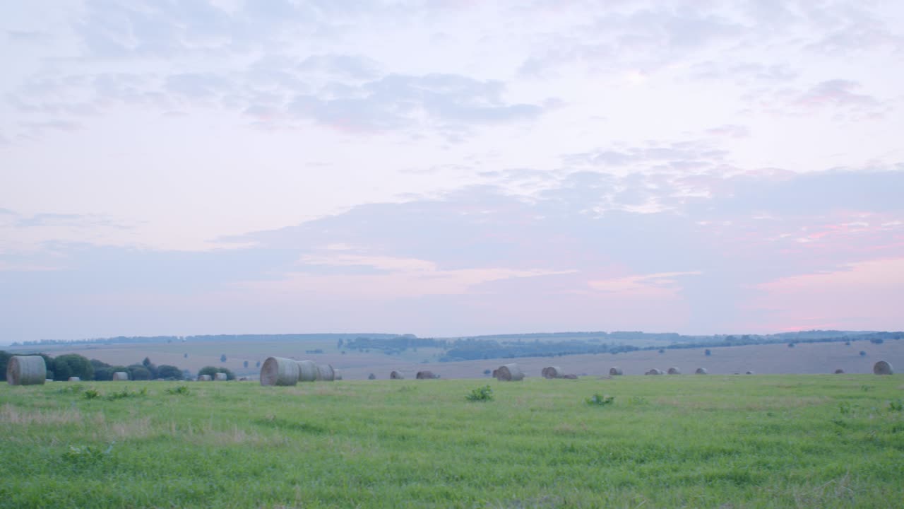 에서 을 굴리는 풍경적인 일몰. 하늘과 함께 농업.