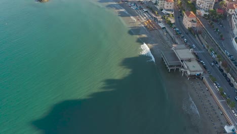 toma de drones de la ciudad de laigueglia, liguria durante la puesta de sol