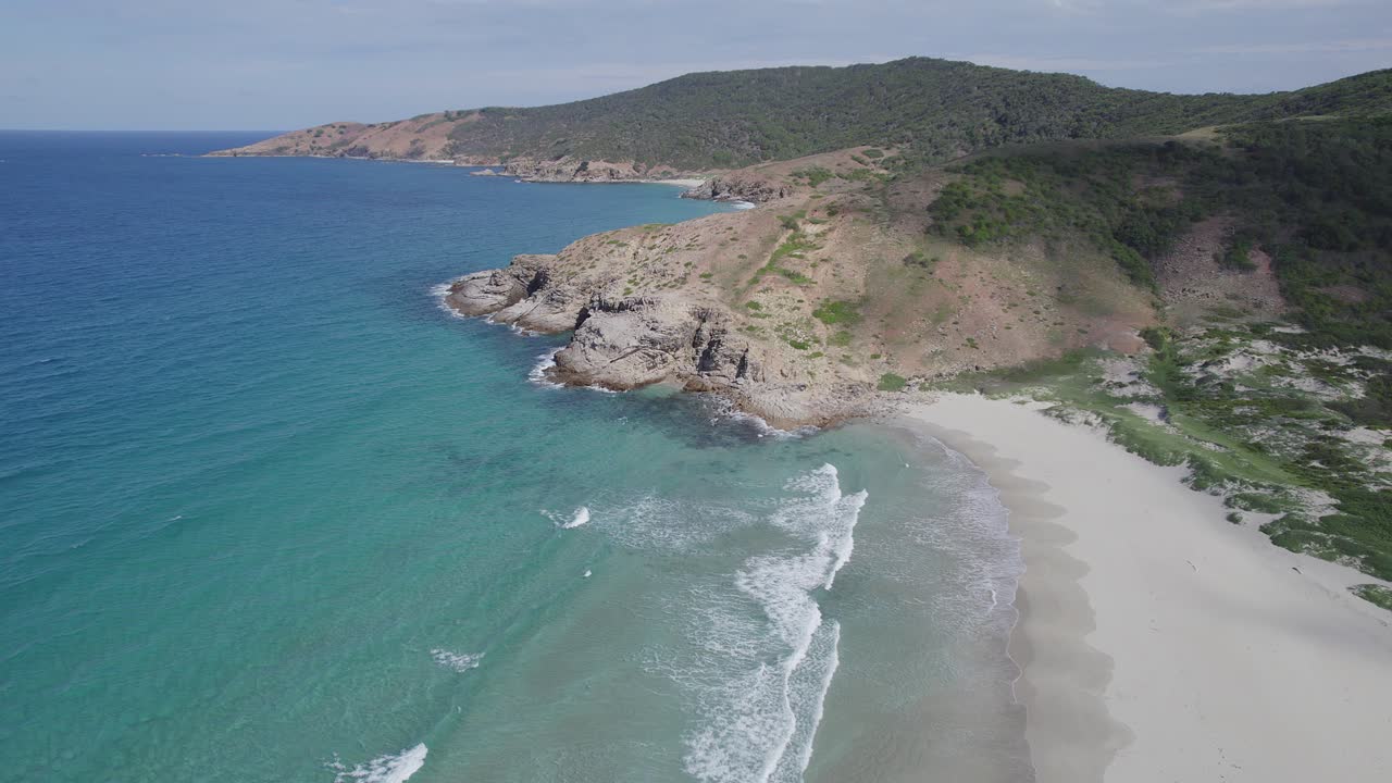 toma de drones de la bahía del naufragio con una playa escénica en la isla great keppel, queensland, australia