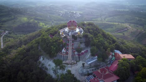 wat phu hai long es un hermoso monasterio budista ubicado en la cima de una montaña en el distrito de pak chong de la provincia de nakhon ratchasima.