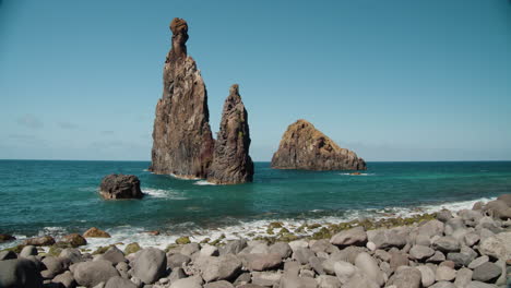 Kiesstrand-Und-Vulkanische-Felsformationen-Bei-Ilheus-Da-Rib,-Ribeira-Da-Janela,-Madeira,-Portugal---Aufnahme-Nach-Oben-Kippen