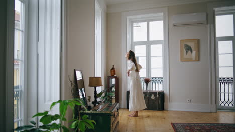 Mujer-Estirada-Mirando-La-Ventana-En-La-Sala-De-La-Mañana.-Chica-Disfrutando-De-Un-Fin-De-Semana-Tranquilo