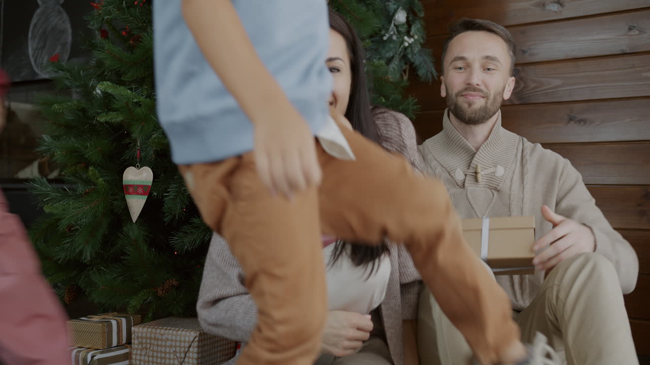 가족 들 이 크리스마스 를 축하 하는 것