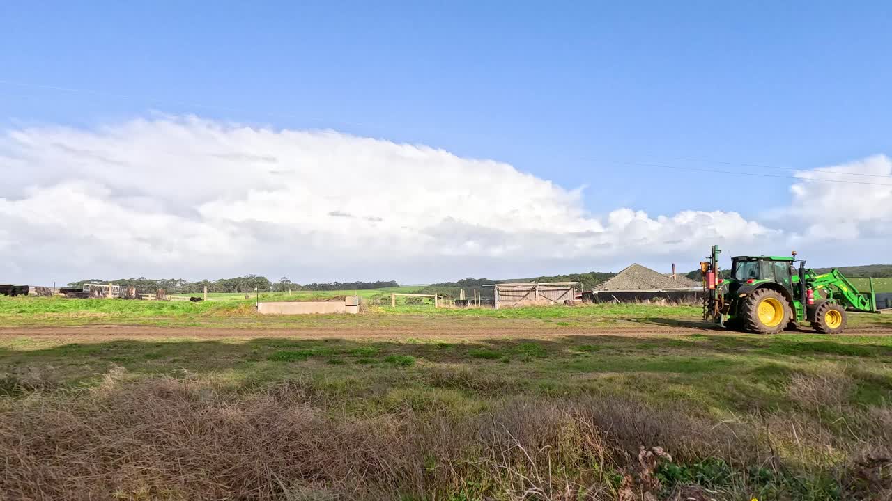 경치 좋은 시골 을 가로질러 운전 하는 트랙터