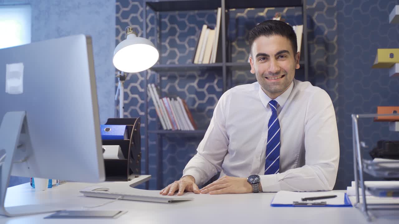 Trabajador de oficina feliz mirando a cámara