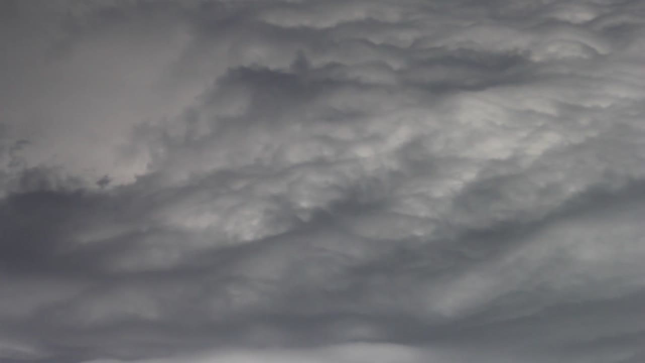 el lapso de tiempo de las nubes de tormenta se invierte