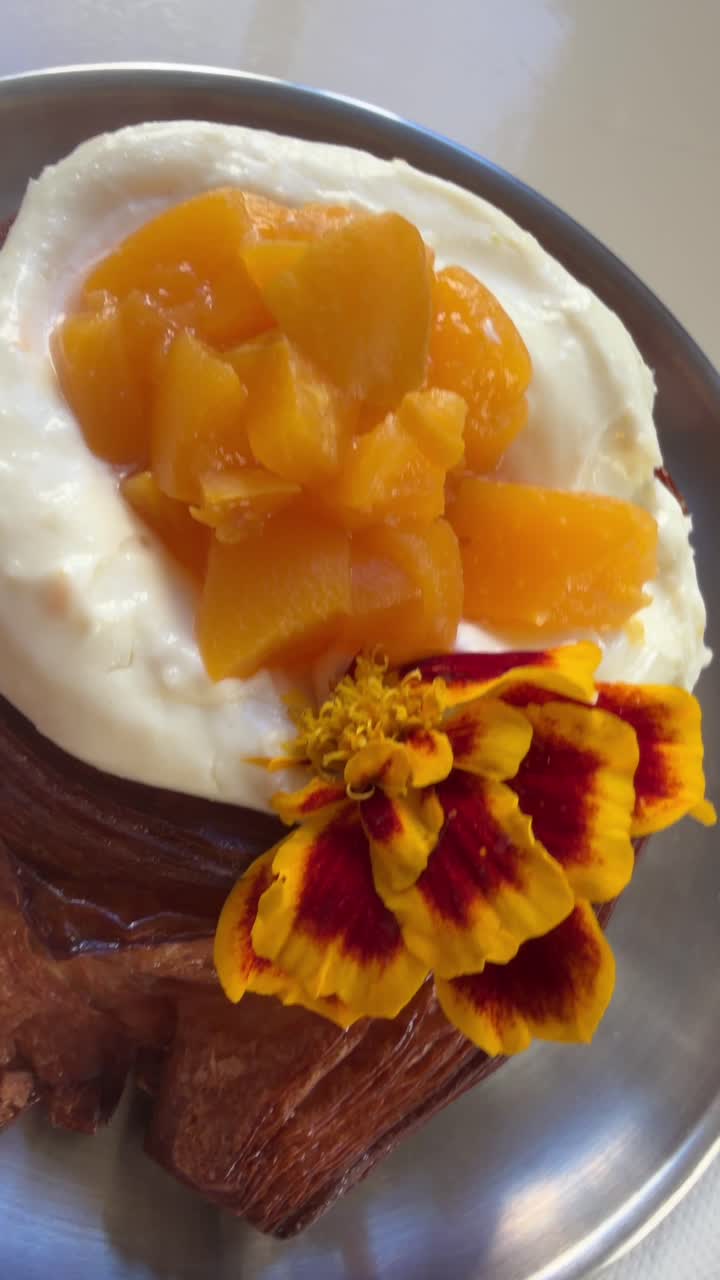 Pastri Gourmet dengan Persik dan Krim Disajikan dengan Latte