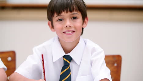 alumno sonriente con uniforme