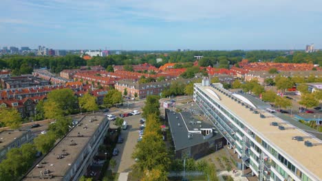 el barrio ijplein diseñado por rem koolhaas versus vogelbuurt en el norte de ámsterdam