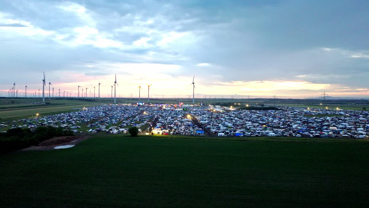 오스트리아 니스도르프의 파노니아 필드 2에서 열리는 노바 록 페스티벌 기간 동안 차량과 텐트 - 공중 촬영