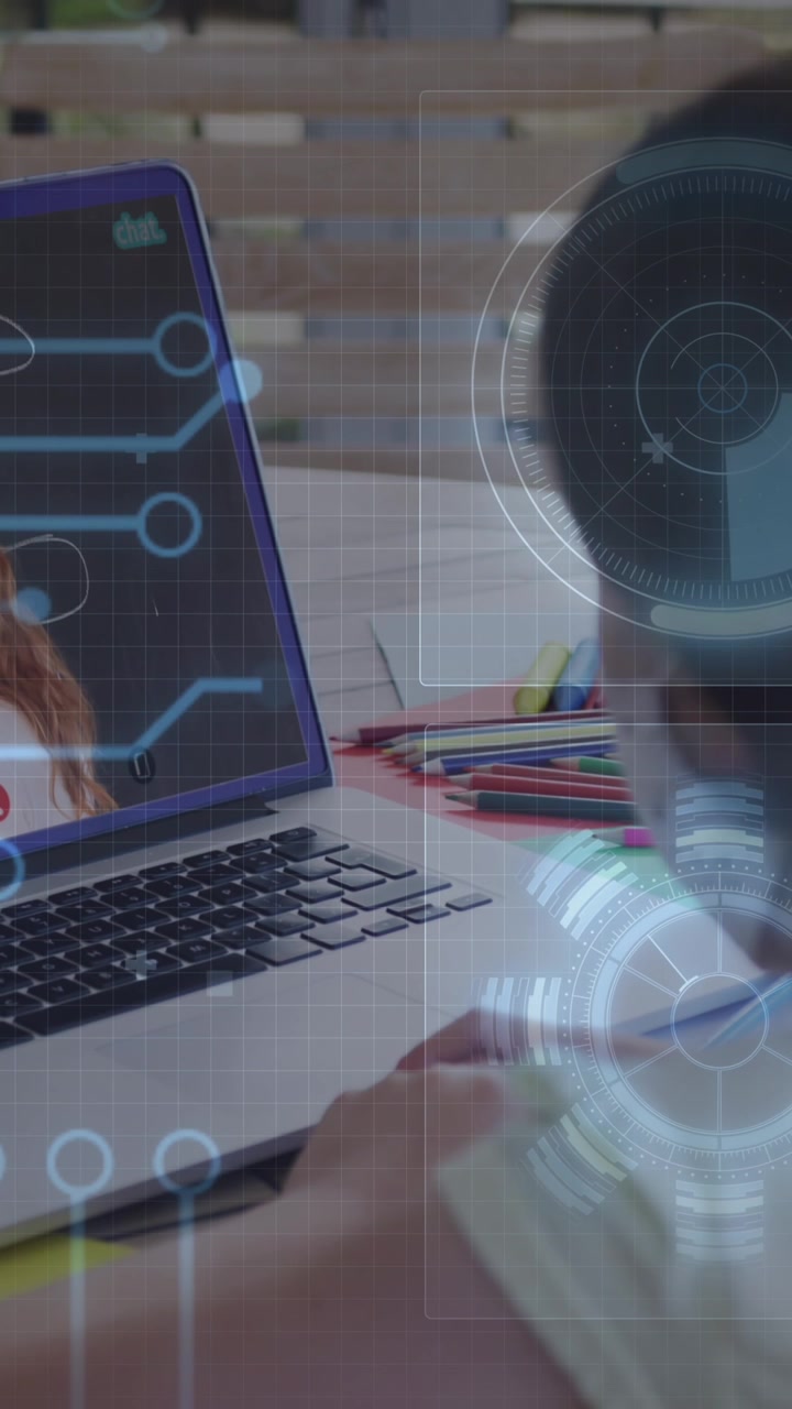 Animazione di scanner circolare e connessioni di microprocessori su sfondo di una ragazza in videochiamata sul laptop