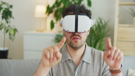 el hombre experimenta la realidad virtual