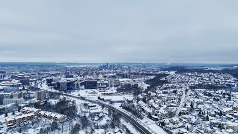 Establecimiento-Aéreo-Panorámico-De-La-Ciudad-Capital-De-Vilna,-Lituania.