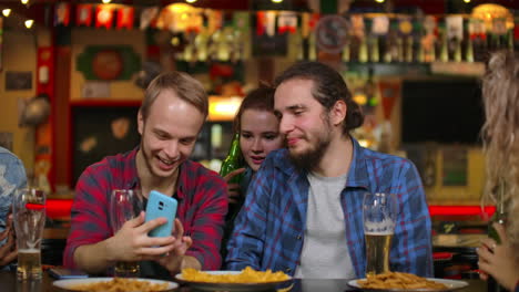 Jóvenes-Alegres-Tomándose-Selfies-Con-Un-Teléfono-Inteligente-Negro-Tomando-Fotografías-Para-Dulces-Recuerdos-Del-Concepto-De-La-Vida-Cotidiana-Con-Gadgets.