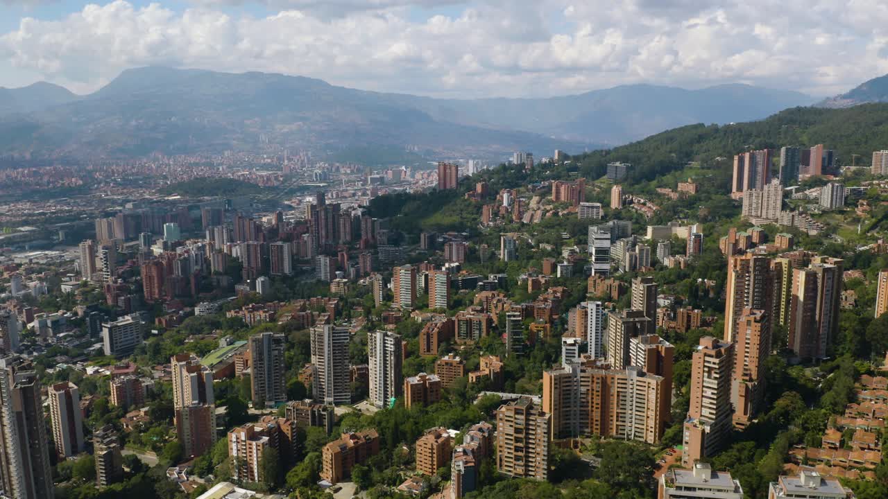 Bem alto acima de Medellín, Colômbia. Caminhão à direita.