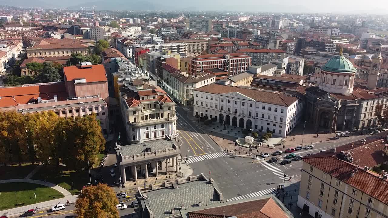 Incrocio stradale e tetti della città di Bergamo, vista aerea con drone